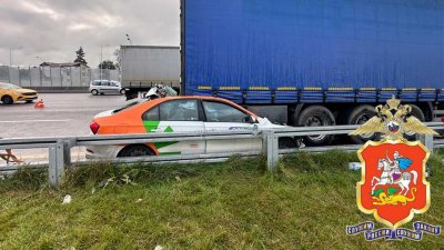 В Подмосковье машина каршеринга въехала под фуру – погибли двое