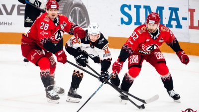 «Автомобилист» победил «Трактор» в сезонном «уральском дерби»