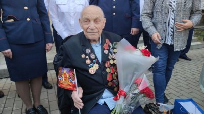 Для 101-летнего фронтовика из Екатеринбурга провели персональный парад (ФОТО)
