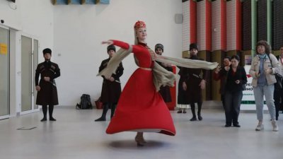 Первых уральских авиапассажиров встретят в Абхазии горцы с хачапури