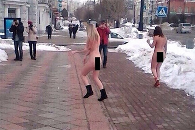New Day: Tra donne nude: battaglia a palle di neve nel centro cittadino (FOTO)