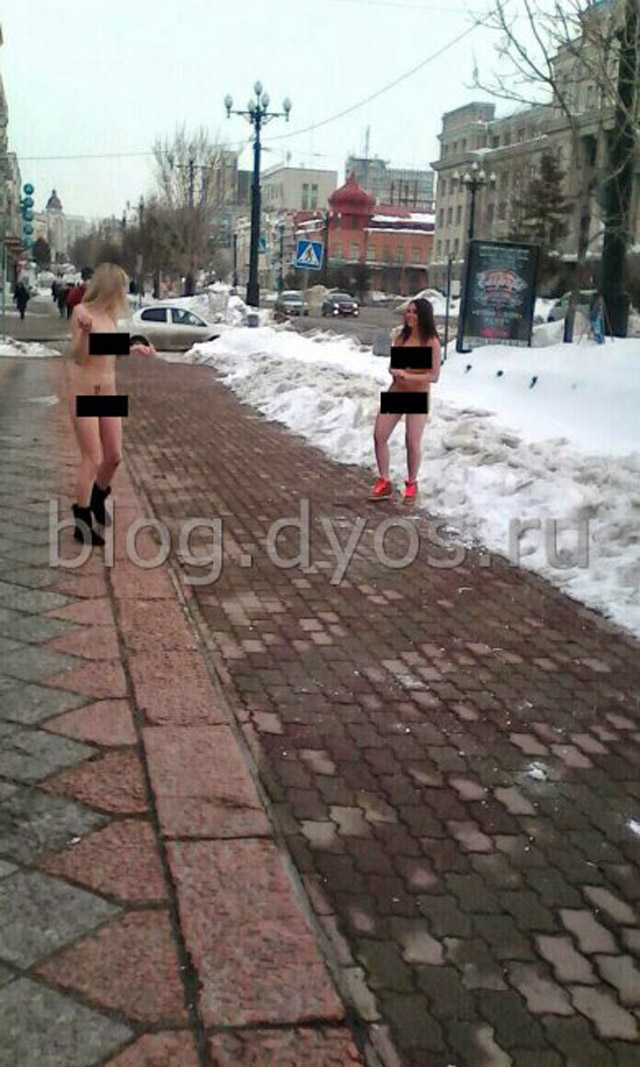 New Day: Tra donne nude: battaglia a palle di neve nel centro cittadino (FOTO)