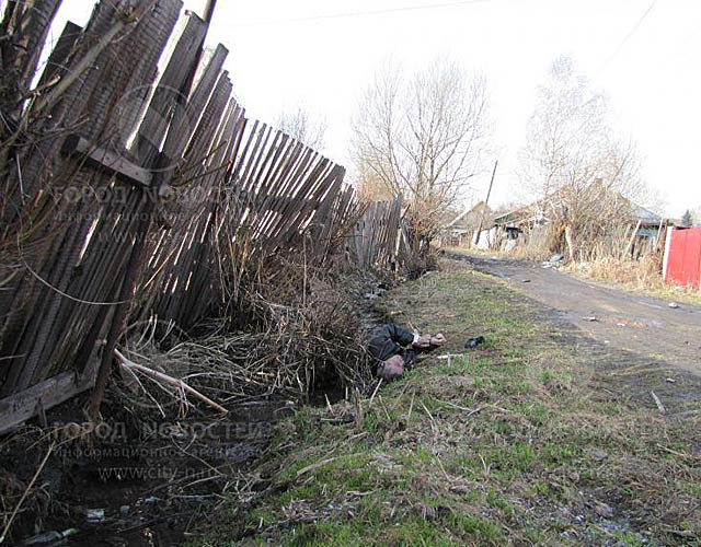 New Day: Novokuzneck: cadavere abbandonato in strada per due giorni