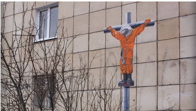 New Day: In Russia corrisponde la Pasqua ortodossa e la Festa della cosmonautica: crocifisso simulacro di Yuri Gagarin