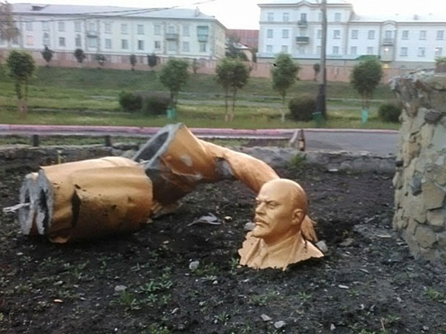 New Day: Kuzbass: ubriaco distrugge monumento di Lenin per un selfie (FOTO)