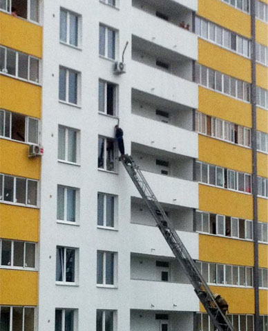 New Day: Negli Urali un marito in fuga dalla moglie &233; saltato dalla finestra allundicesimo piano (FOTO)
