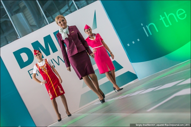New Day: Una sfilata delle hostess in un aeroporto di Mosca (FOTO)