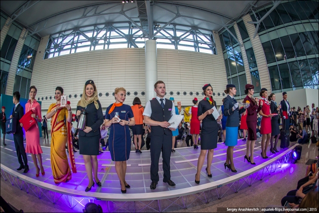 New Day: Una sfilata delle hostess in un aeroporto di Mosca (FOTO)