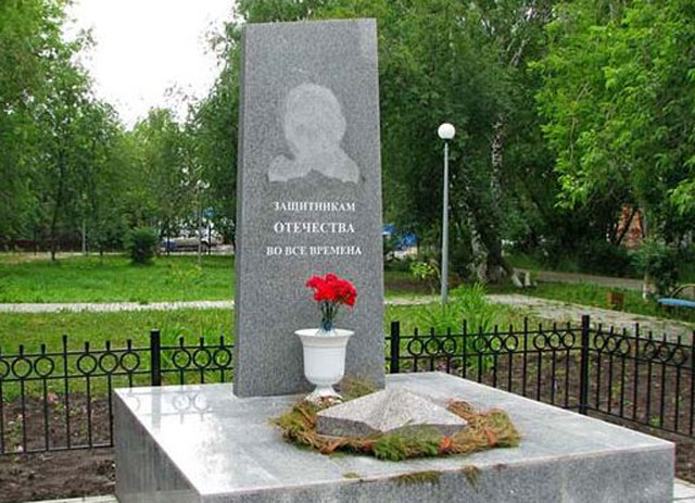New Day: Il monumento ai caduti sovietici a Tobolsk: prima il volto di un militare nazista, poi cinese e infine…senza volto (FOTO)