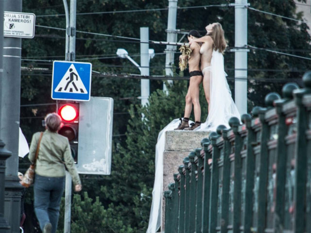 New Day: Vilnius: ragazze nude al posto delle sculture sovietiche (FOTO)