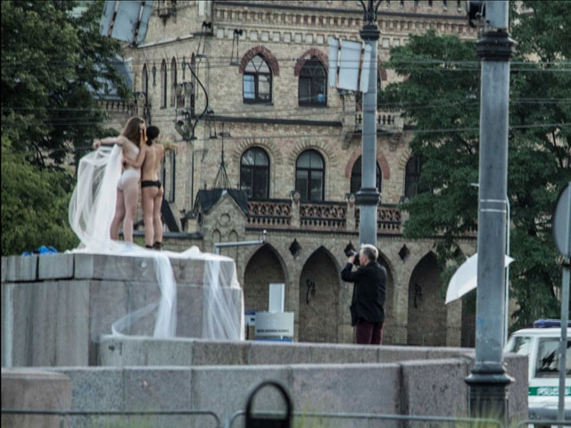 New Day: Vilnius: ragazze nude al posto delle sculture sovietiche (FOTO)