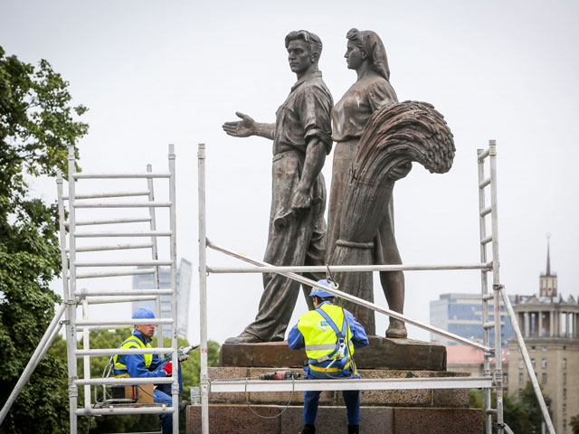 New Day: Vilnius: ragazze nude al posto delle sculture sovietiche (FOTO)