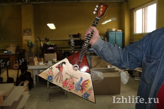 New Day: Russia: lantica arte di produzione di balalaike e chitarre (FOTO)