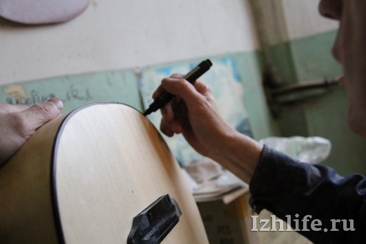 New Day: Russia: lantica arte di produzione di balalaike e chitarre (FOTO)