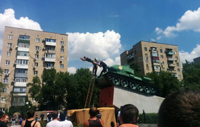 New Day: Un russo tenta il suicidio, impiccandosi sulla canna di un carro armato (FOTO)