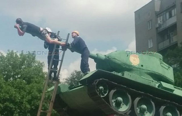 New Day: Un russo tenta il suicidio, impiccandosi sulla canna di un carro armato (FOTO)