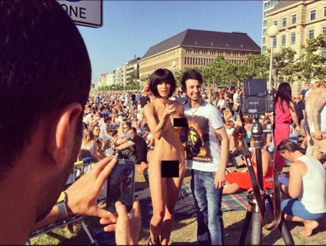 New Day: Unartista scandalosa arrestata a Parigi per aver posata nuda per selfie (FOTO)
