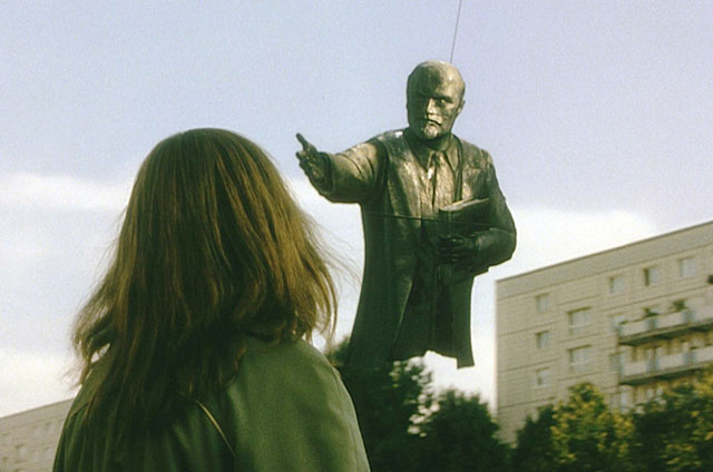 New Day: In Germania si scava in segreto per dissotterrare la testa del monumento a Lenin dal film Good Bye, Lenin!