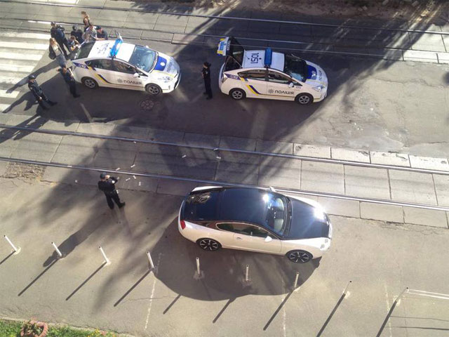 New Day: A Kiev un autista ubriaco al volante di una Bentley ha lanciato dollari ai poliziotti
