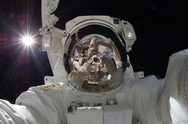 New Day: In rete &232; apparso un cosmoselfie scattato da Gennady Padalka