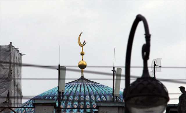 New Day: Burloni di San Pietroburgo hanno fissato una bottiglia di birra sulla moschea (FOTO)
