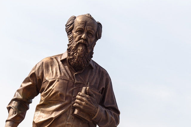 New Day: Profanato il monumento a Aleksandr Solzhenitsyn a Vladivostok (FOTO, VIDEO)