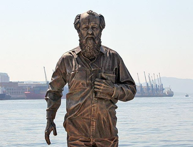 New Day: Profanato il monumento a Aleksandr Solzhenitsyn a Vladivostok (FOTO, VIDEO)