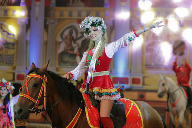 New Day: Cavallerizza russa muore schiacciata dagli zoccoli del suo cavallo (FOTO, VIDEO)