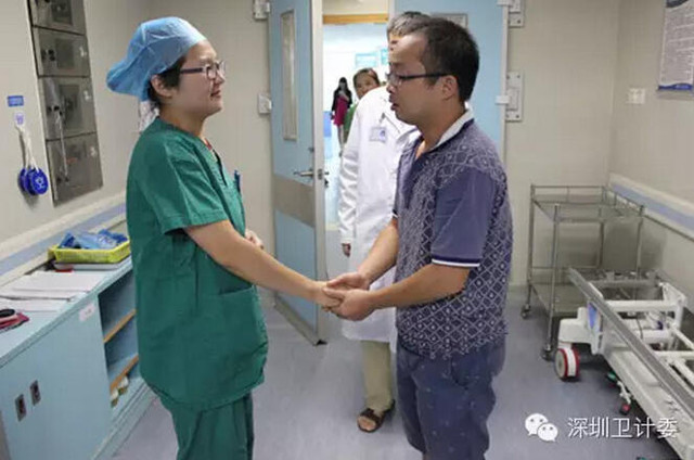 New Day: Cina: linfermiera allatta al seno il paziente durante lintervento chirurgico