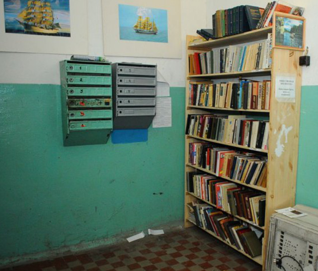 New Day: Un residente degli Urali ha trasformato landrone della sua casa in una biblioteca pubblica (FOTO)