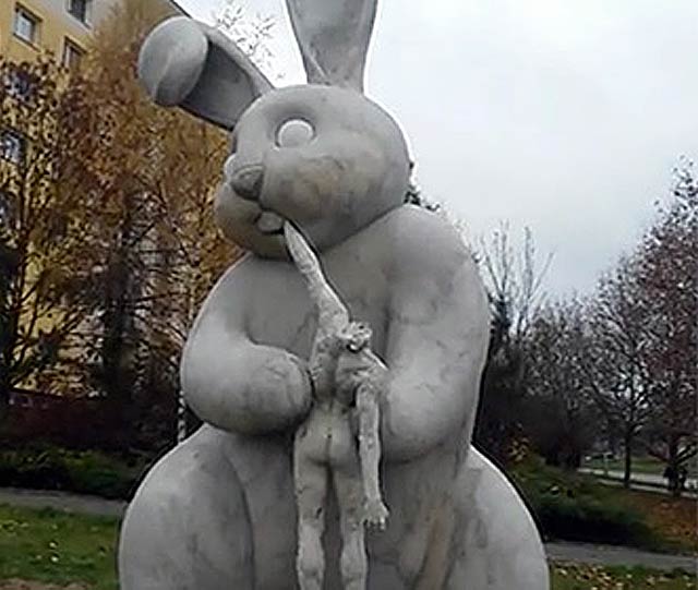 New Day: Nella Repubblica Ceca &232; stato eretto il monumento al gigantesco coniglio cannibale (FOTO)