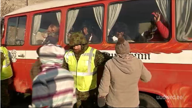 New Day: Esercitazioni militari in Estonia: poliziotti travestiti da profughi con visi dipinti e banane in bocca (FOTO, VIDEO)
