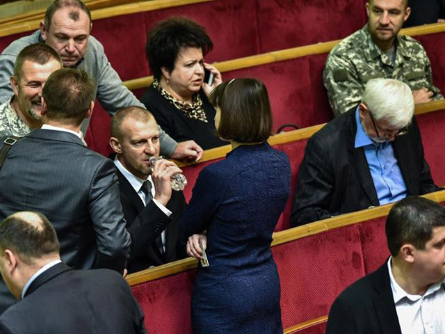 New Day: Dibattito parlamentare in Ucraina: bottigliata in testa a una deputata (FOTO, VIDEO)