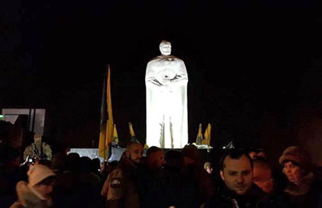 New Day: Una trovata degli ultranazionalisti ucraini: Lenin sostituito con un principe russo (FOTO)