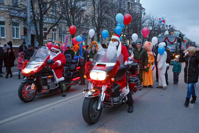 New Day: Sfilata dei Babbi Natale a Belgorod (FOTO, VIDEO)