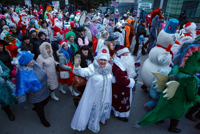 New Day: Sfilata dei Babbi Natale a Belgorod (FOTO, VIDEO)