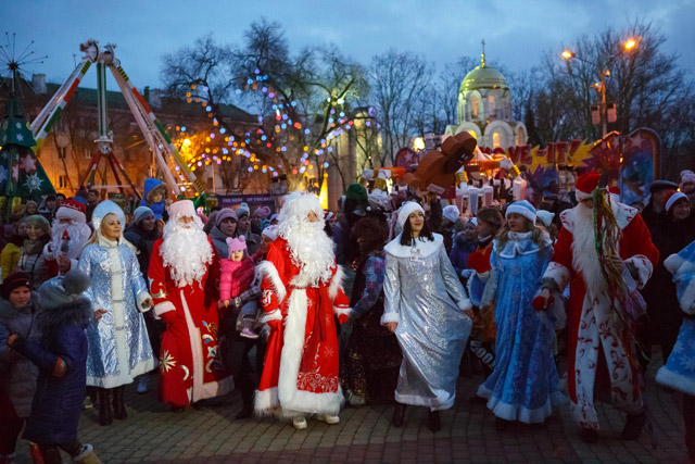 New Day: Sfilata dei Babbi Natale a Belgorod (FOTO, VIDEO)