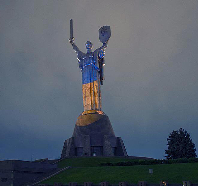 New Day: La statua della Madre Patria a Kiev spogliata di falce e martello