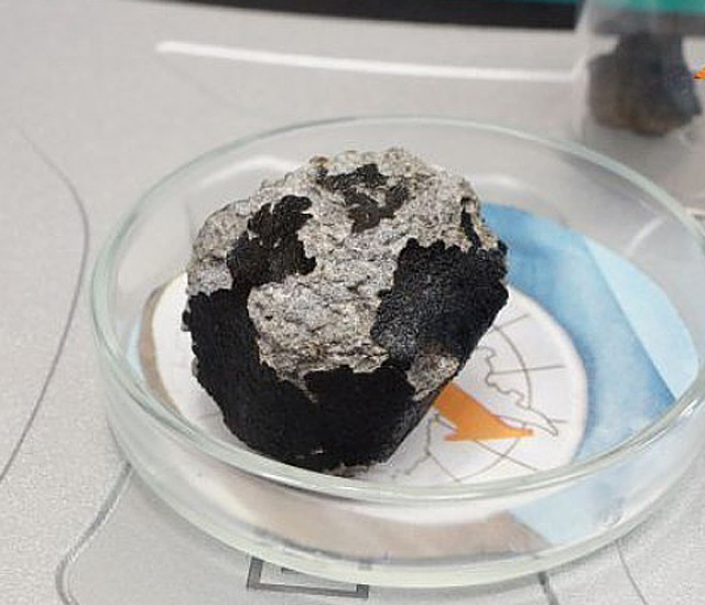 New Day: Gli scienziati degli Urali hanno trovato in Antartide i meteoriti, la cui et&224; stimata &232; di 4 miliardi di anni