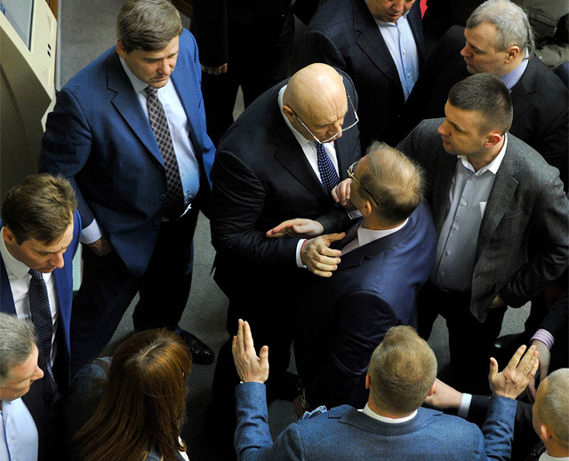 New Day: Deputati ucraini se le danno di santa ragione nella Verkhovna Rada (FOTO, VIDEO)
