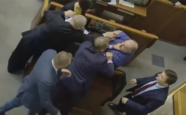 New Day: Deputati ucraini se le danno di santa ragione nella Verkhovna Rada (FOTO, VIDEO)
