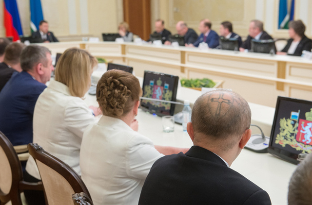 New Day: Alle amministrative negli Urali eletto pluripregiudicato con un tatuaggio criminale sulla testa (FOTO)
