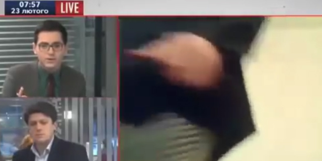 New Day: Lex capo degli 007 ucraini in mutande durante la diretta televisiva (FOTO, VIDEO)