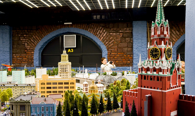 New Day: Russia sul palmo di una mano: il gigante in miniatura (FOTO)