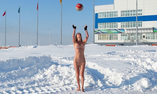 New Day: Khabarovsk: una ragazza nuda fa il giretto tra i cumuli di neve (FOTO)