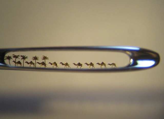 New Day: Artigiano siberiano ha creato micro-libri sul taglio dei semi di papavero