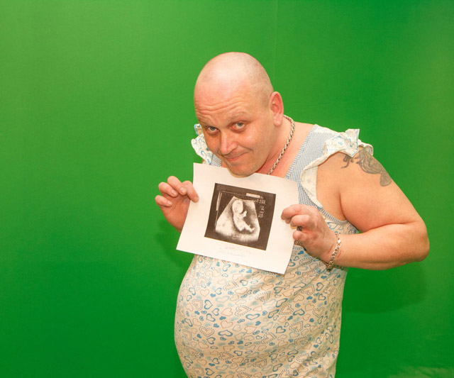 New Day: Al concorso per le donne in gravidanza c&232; un uomo incinto (FOTO)