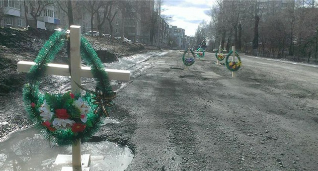 New Day: I russi mettono lapidi sulle strade in cattive condizioni (FOTO)