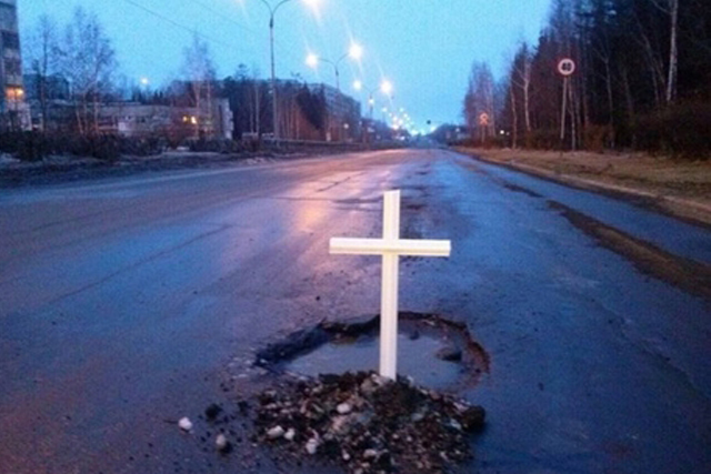 New Day: I russi mettono lapidi sulle strade in cattive condizioni (FOTO)