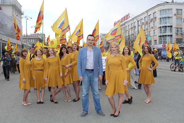 New Day: Comuniste in intimo, candidate della Russia Unita senza veli e patriote travestite da scolarette (FOTO)